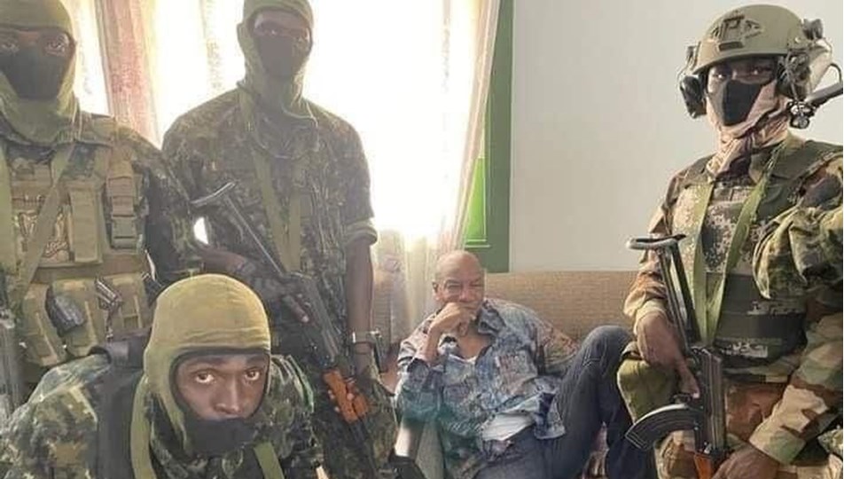 Gine'de askeri darbe: Devlet Bakan Conde ev hapsinde