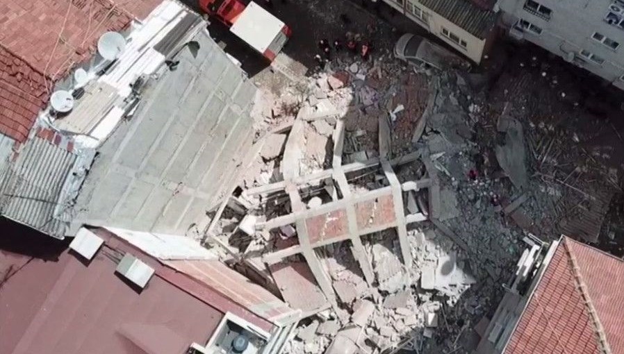 Zeytinburnunda boşaltılan 5 katlı bina çöktü