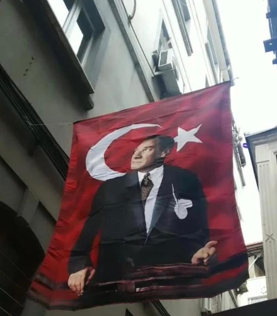 Atatürk'lü Türk bayrağına saldırıda bir tutuklama - 1