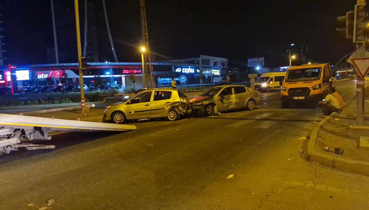 Diyarbakır'da 3 otomobil çarpıştı: 7 yaralı Diyarbakır'da 3 otomobil çarpıştı: 7 yaralı