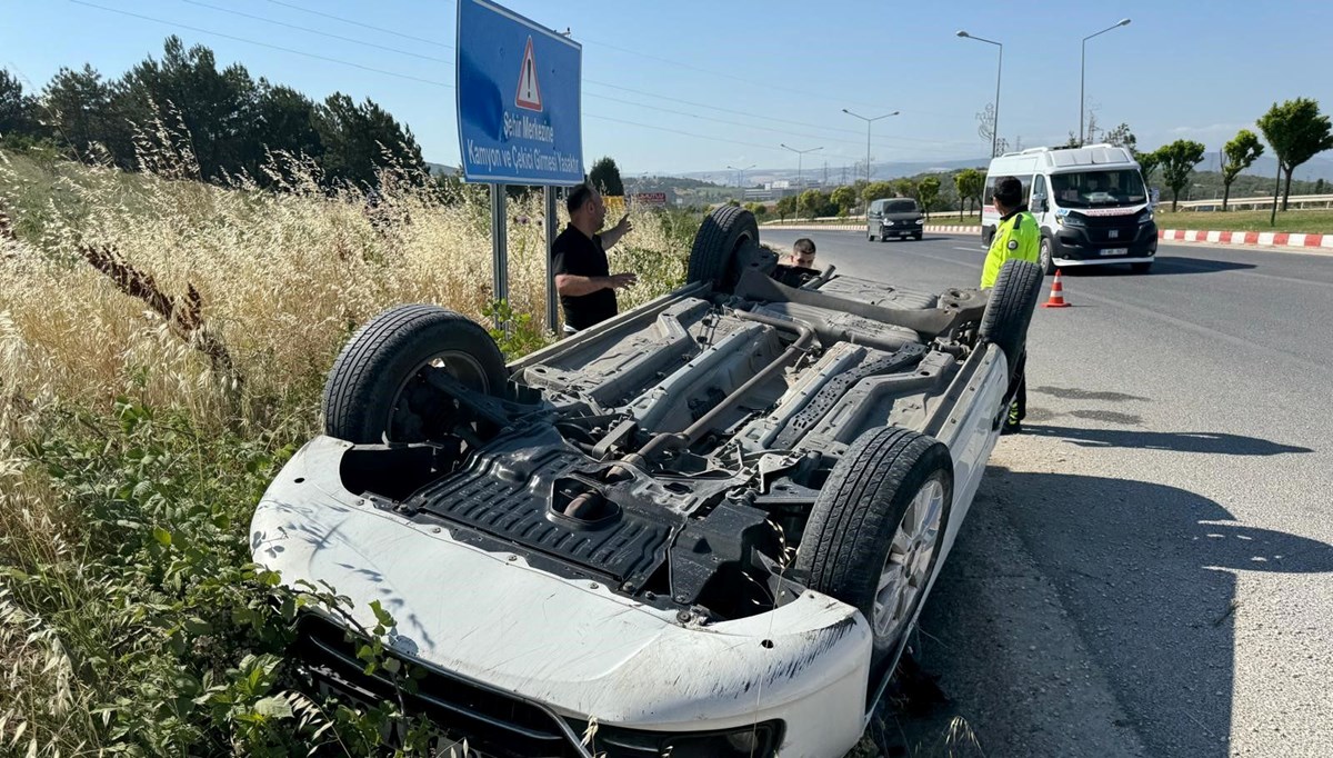 Araç adeta tuzla buz oldu! Burunları bile kanamadan çıktılar