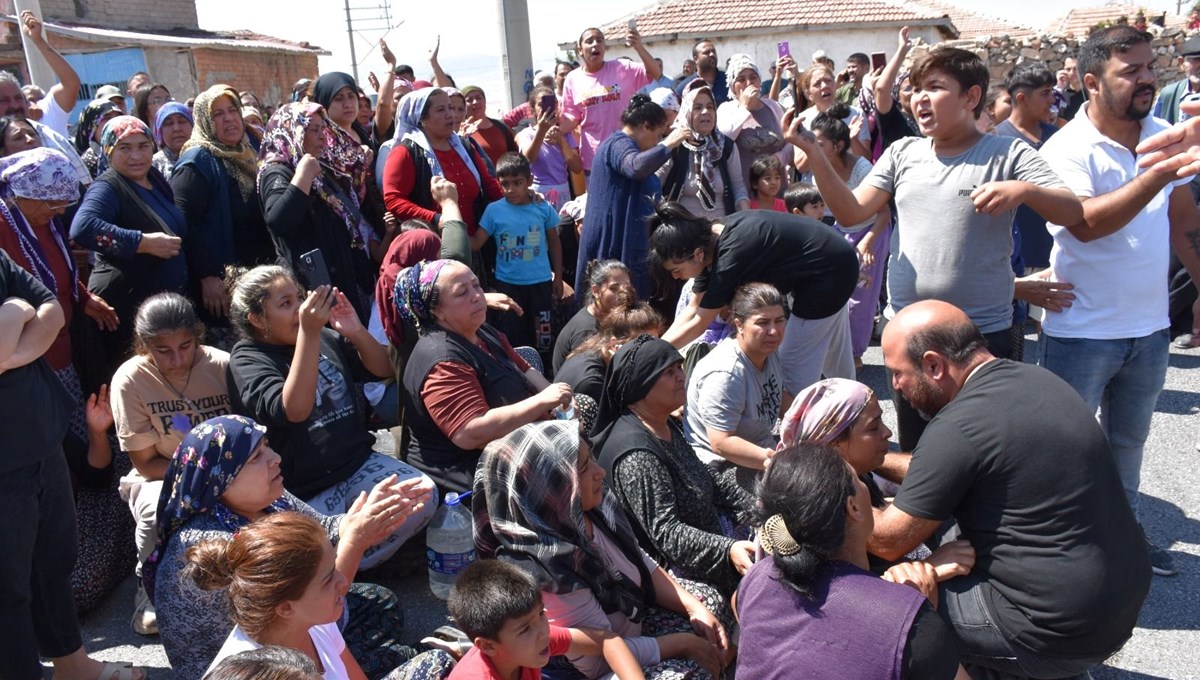 Yolu kapatıp üst geçit ve bariyer istediler