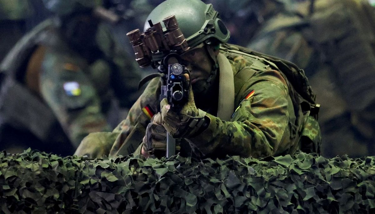 Almanya'da polis askeri vurdu