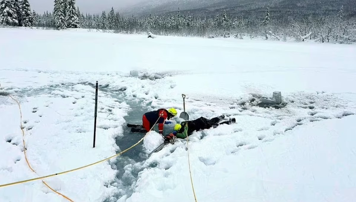 Alaska'da köpeğini kurtarmak için donmuş nehre atlayan kadın kayboldu Alaska'da köpeğini kurtarmak için donmuş nehre atlayan kadın kayboldu