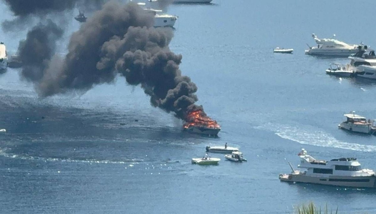 Denizin ortasındaki tekne yandı