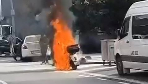 Arnavutköy'de motosiklet alev aldı
