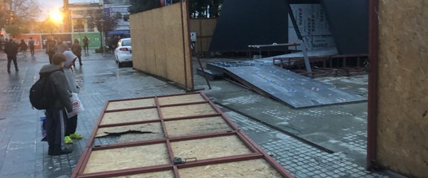 Yoldan geçen genç kızın üzerine 'kapı' devrildi