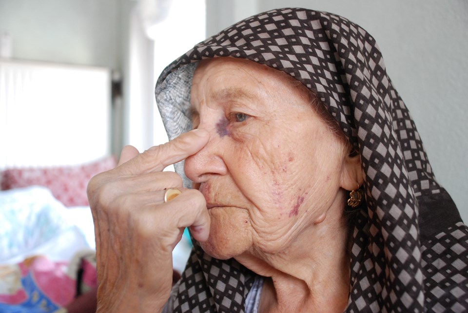 86 yaşındaki kadını döverek 5 bileziğini gasp etti - 2
