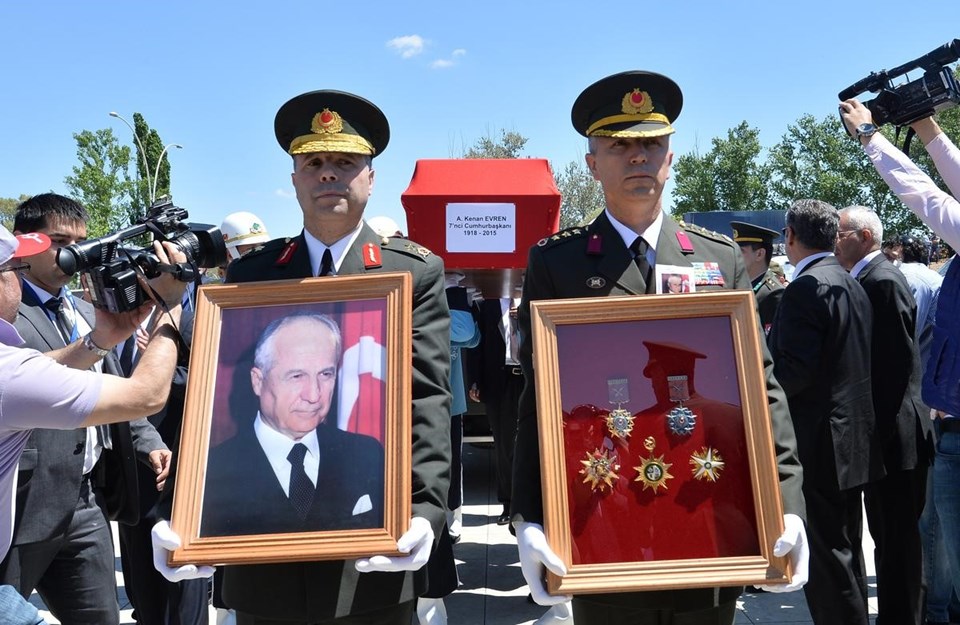 Kenan Evren için karargahta tören, camide protesto, sokakta davul-zurna - 1