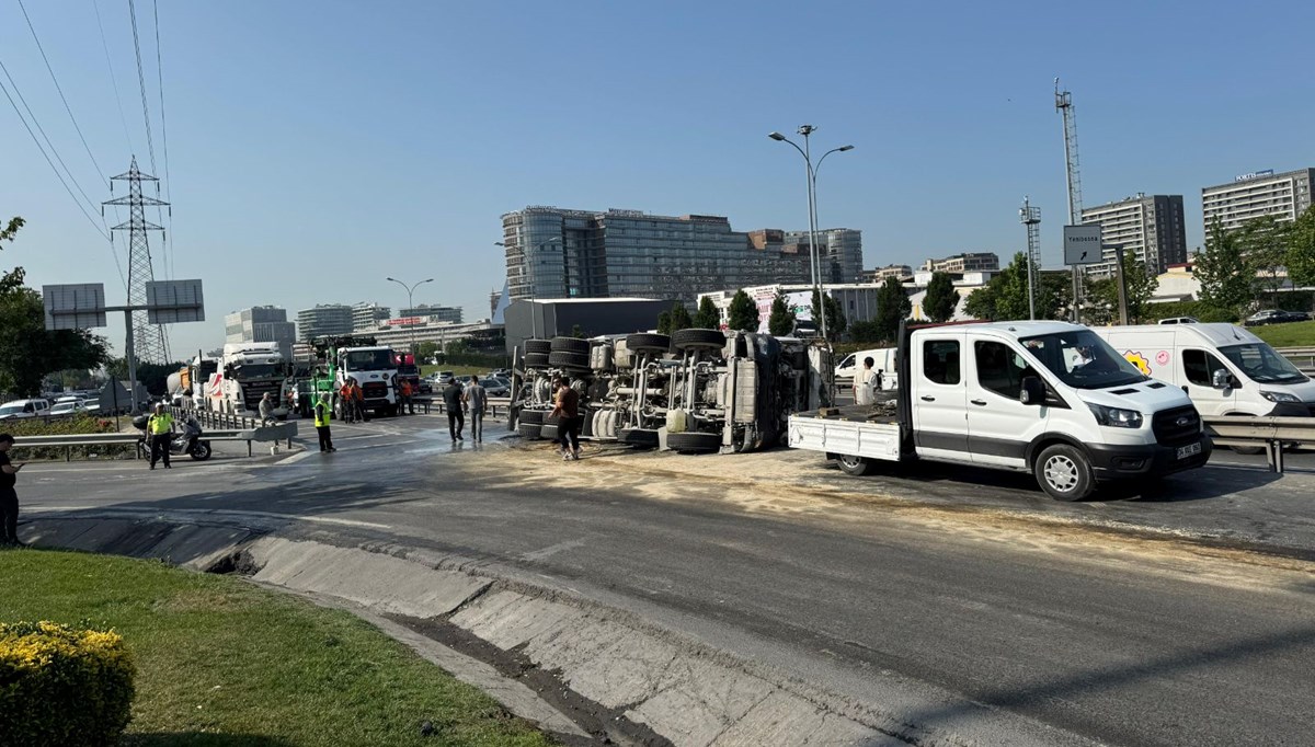 Yan yolda beton mikseri devrildi