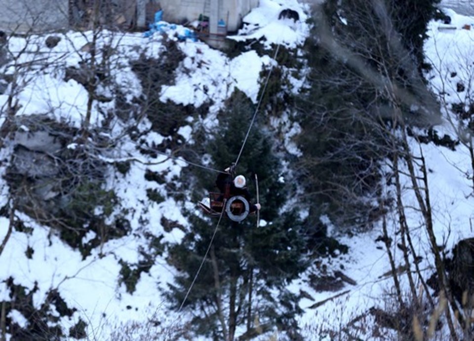 Rizeli çiftin ilkel teleferik ile zorlu yolculuğu - 2