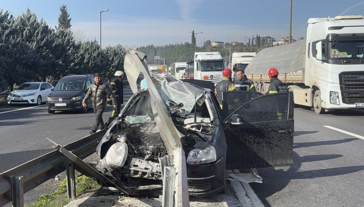 Otoyolda feci kaza: Bariyere ok gibi saplandı, dört kişi yaralandı