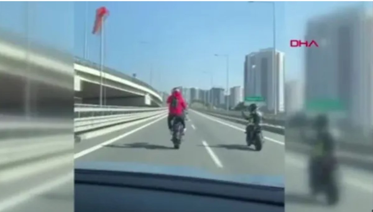 TEM'de motosikletlilerin tehlikeli yolculuğu: Biri ön tekerini kaldırdı diğeri çekti TEM'de motosikletlilerin tehlikeli yolculuğu: Biri ön tekerini kaldırdı diğeri çekti