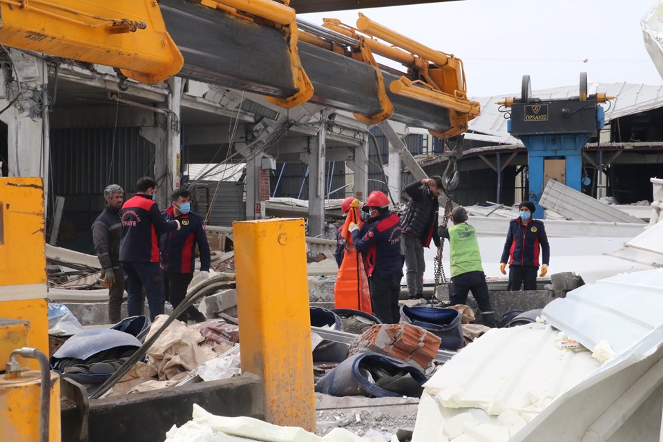 Kahramanmaraş'ta depremde hasar gören fabrika çöktü: 1 ölü - 3
