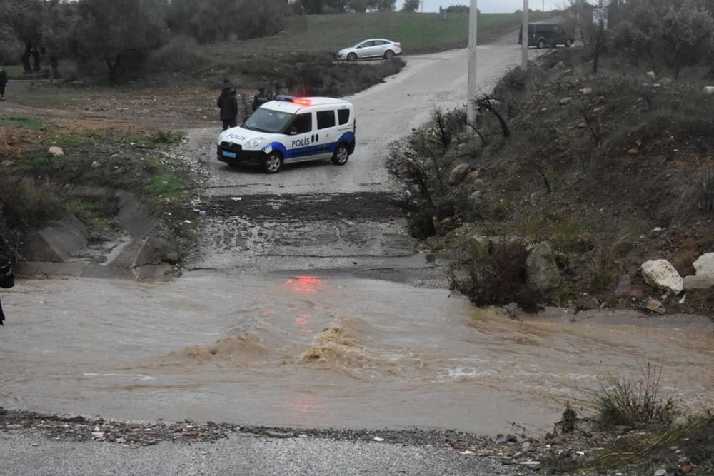 İzmir'de yağışın ardından deniz taştı: 1 kişinin cansız bedenine ulaşıldı - 7