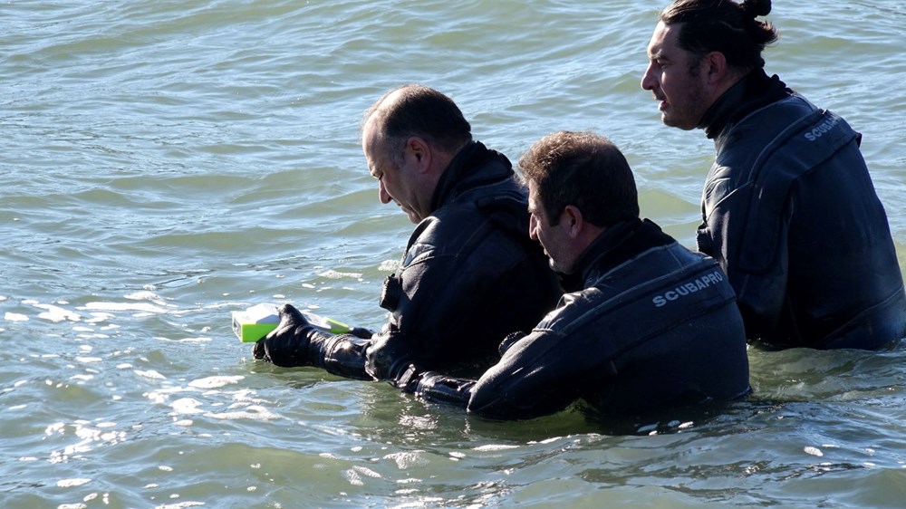 Dalgalara kapılan iki genç için denize atladı - 5