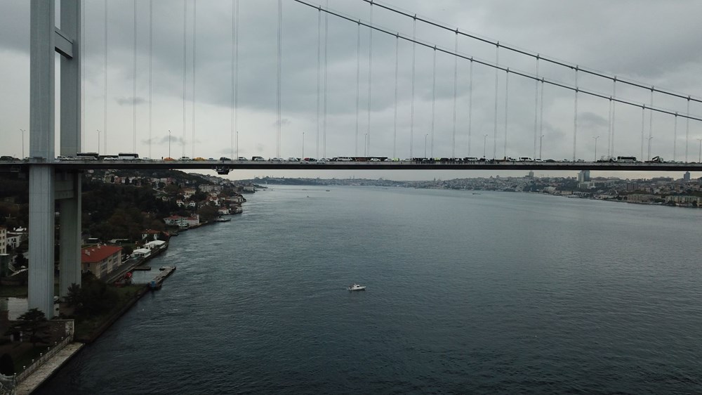 Haklarını isteyen işçiler köprüye çıktı: 2