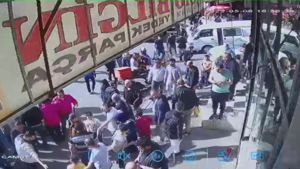 Esenler'de akıl almaz kaza: Ters yöne girip 1'i bebek 3 kişiyi ezdi - 1