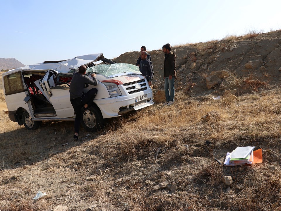 Diyarbakır'da öğrenci servisi şarampole devrildi: 1'i ağır, 9 yaralı - 2