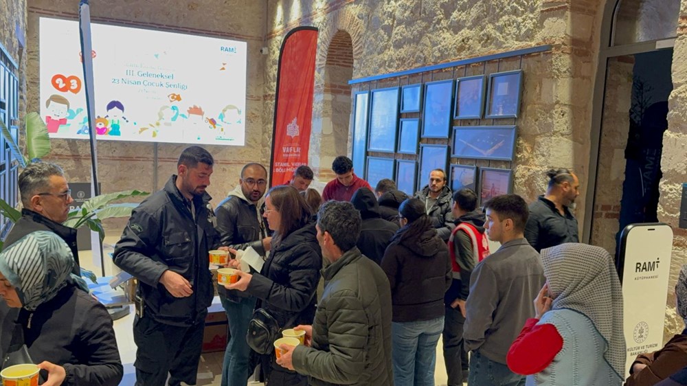 İstanbul'da kimi vatandaşlar geceyi dışarıda geçirdi 91