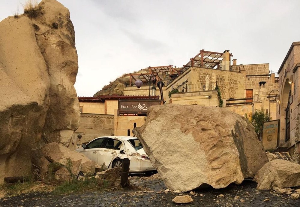 Kapadokya'da sel: Peribacalarından kopan kaya parçaları araçların üstüne düştü - 1