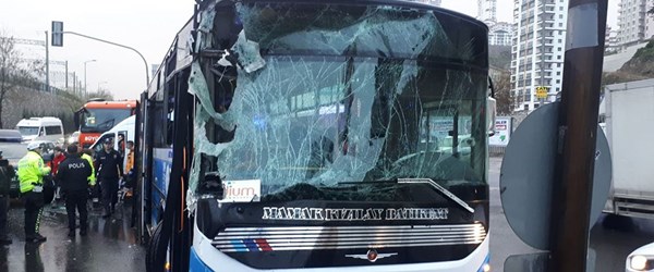 SON DAKİKA: Ankara'da özel halk otobüsü çöp arabasına çarptı: 10 yaralı