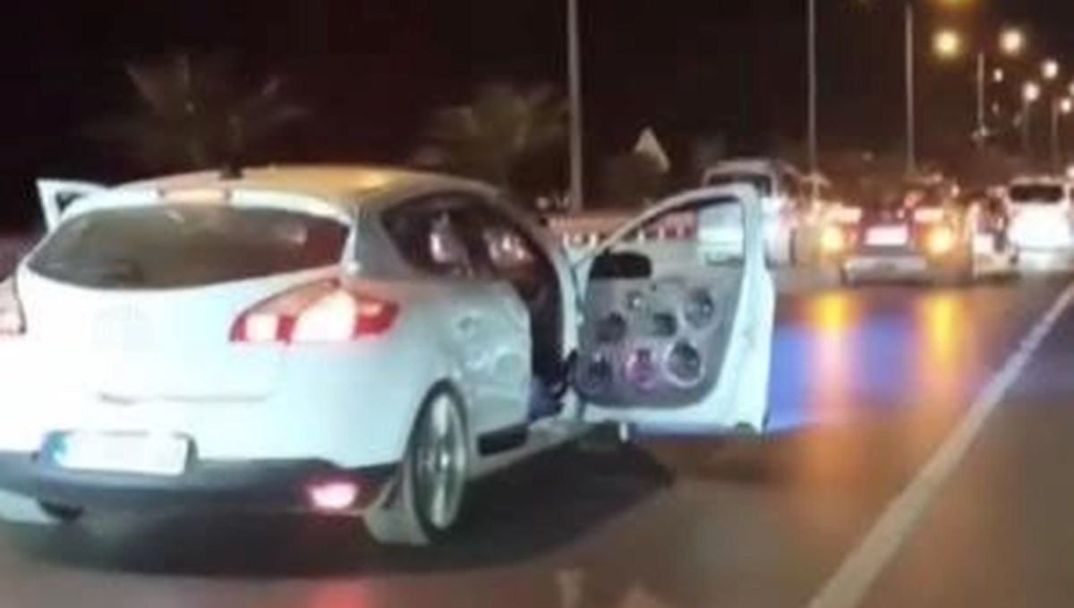 Aracıyla kapıları açık seyretti: O anlar pahalıya patladı
