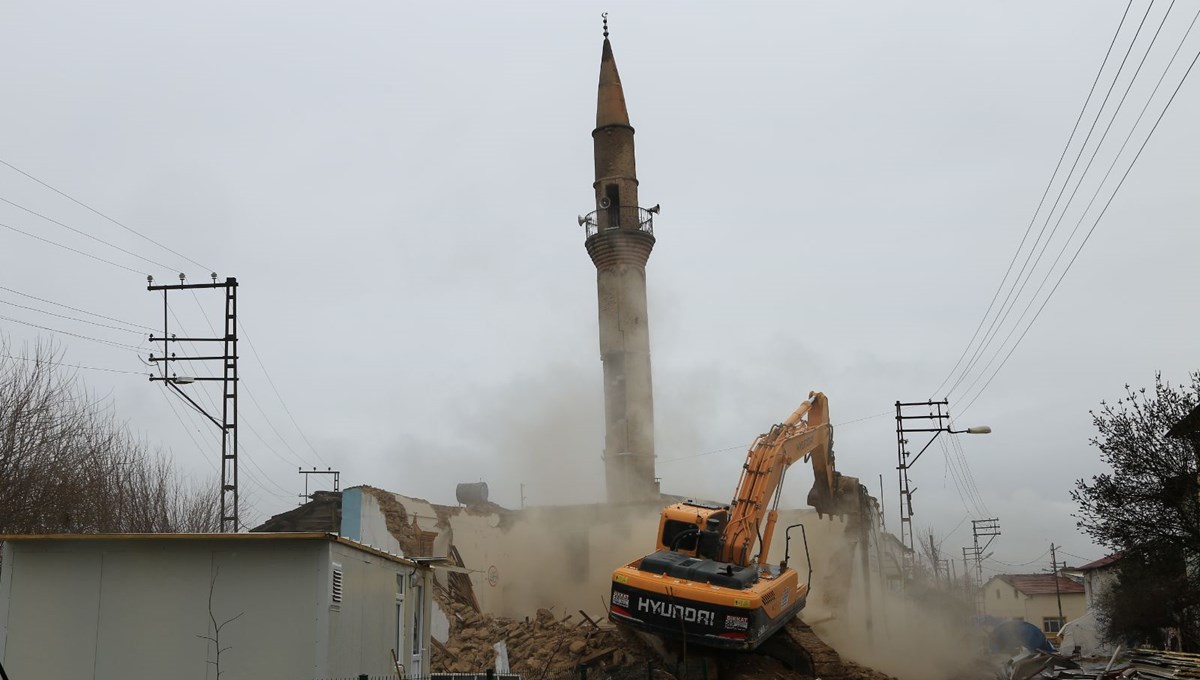 Depremde ağır hasar gören cami ve minaresi iş makinesiyle yıkıldı