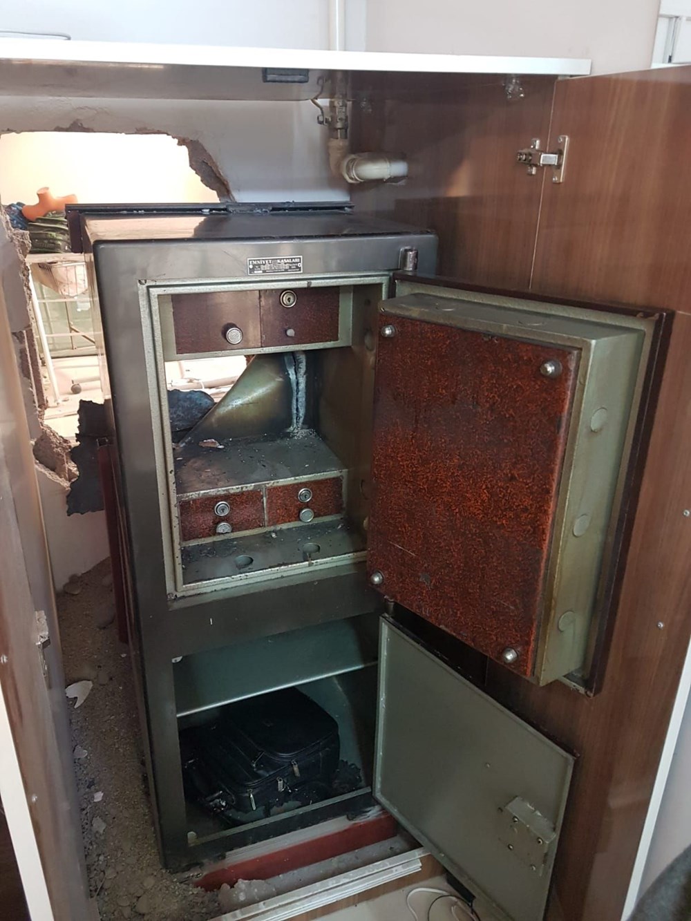 Maskeyle geldiler duvarı kırıp girdikleri kuyumcuyu soydular - 2
