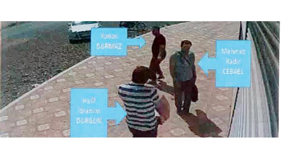 Hücre evinde kendini patlatan IŞİD'li 3 bombacı aynı karede
