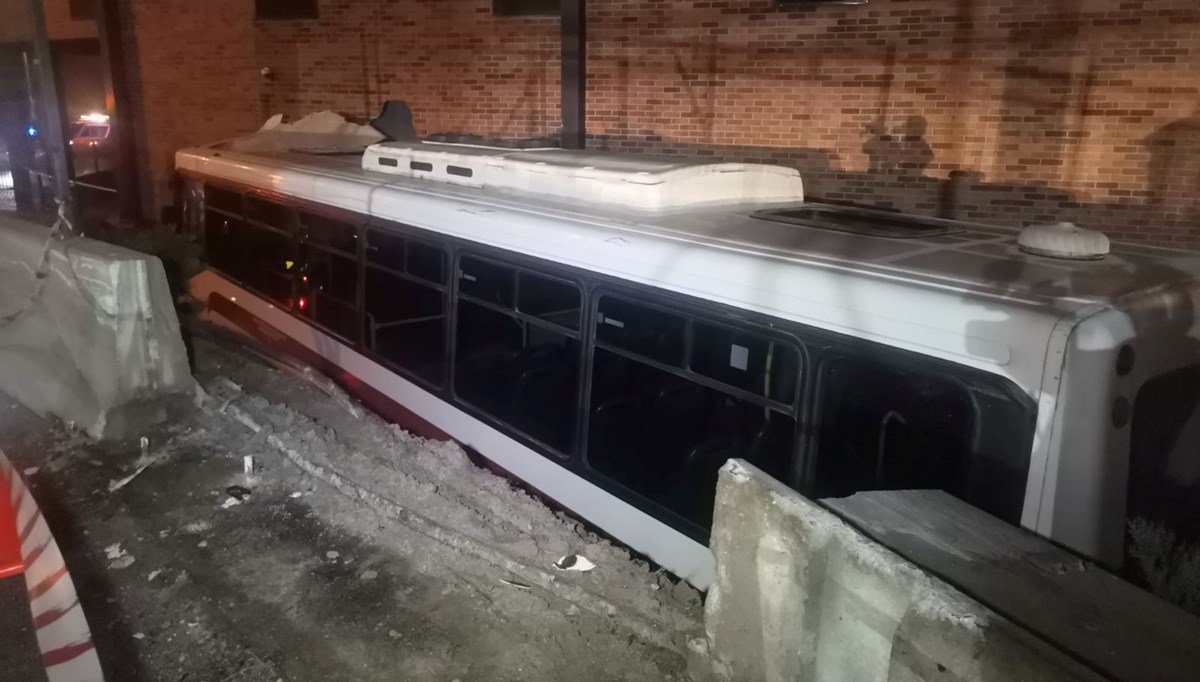 İzmir'de virajı alamayan belediye otobüsü AVM bahçesine düştü İzmir'de virajı alamayan belediye otobüsü AVM bahçesine düştü