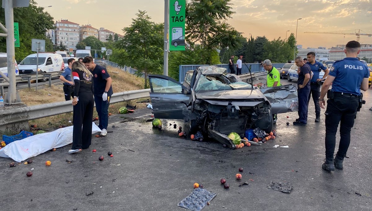 Otomobil, meyve yüklü kamyonete arkadan çarptı: 2 ölü