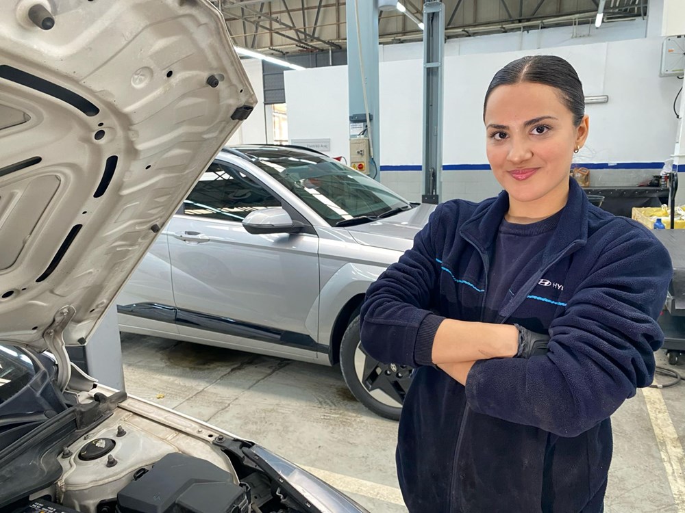 Oto Tamircisi Üç Diplomalı Hanım Usta: Babadan Kızına Miras Kariyer 76 N HrY5bO90eaL0a2fgCEgg