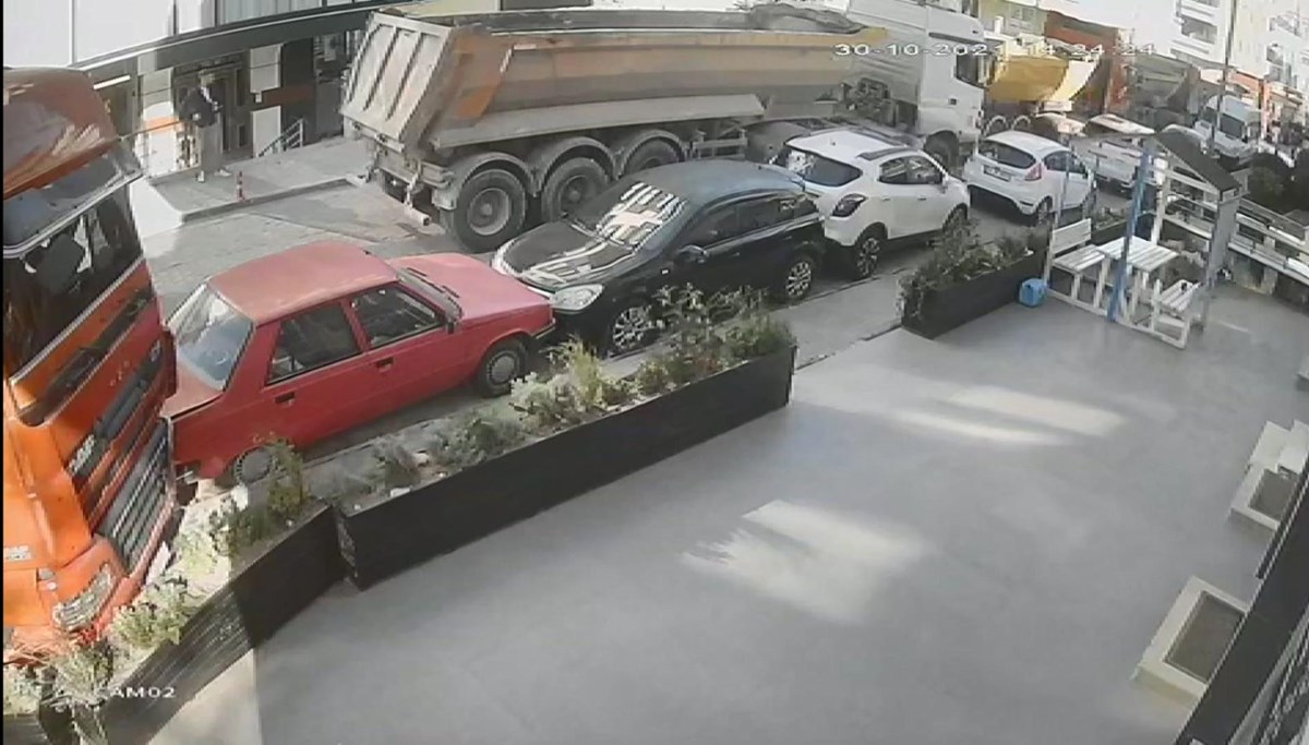 El frenleri çekilmeyen hafriyat kamyonları 4 otomobile çarptı