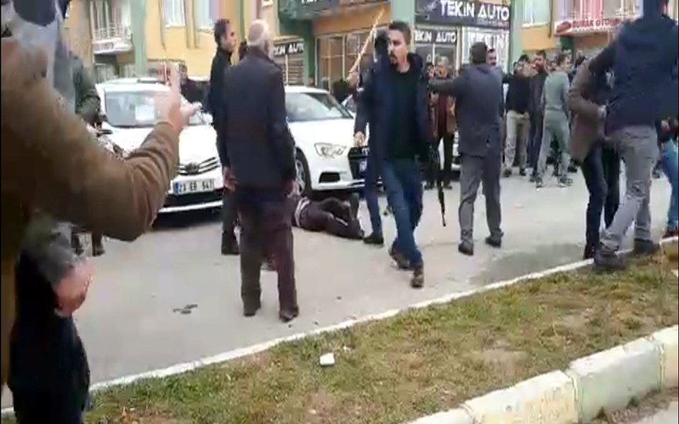 Van'da oto pazarında silahlı kavga: 7 yaralı - 1