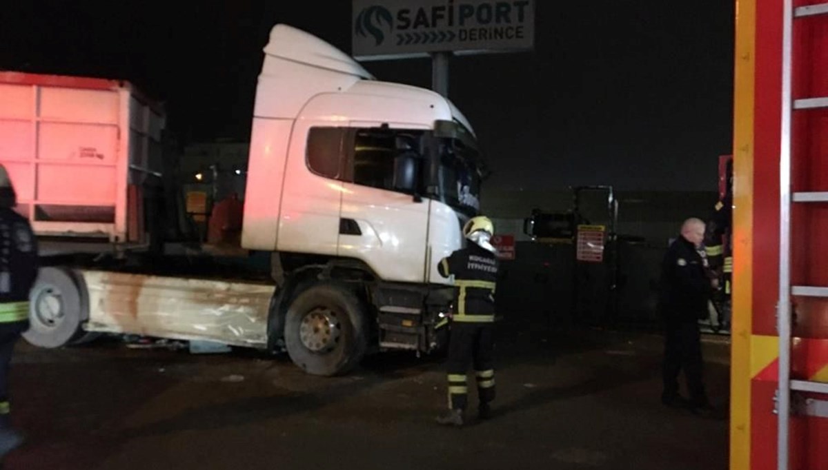 TIR, köfte yiyen müşterilerin arasına daldı: 5 kişi yaralandı TIR, köfte yiyen müşterilerin arasına daldı: 5 kişi yaralandı