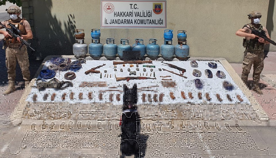 Hakkari'de PKK'ya ait çok sayıda silah ve mühimmat ele geçirildi - 1