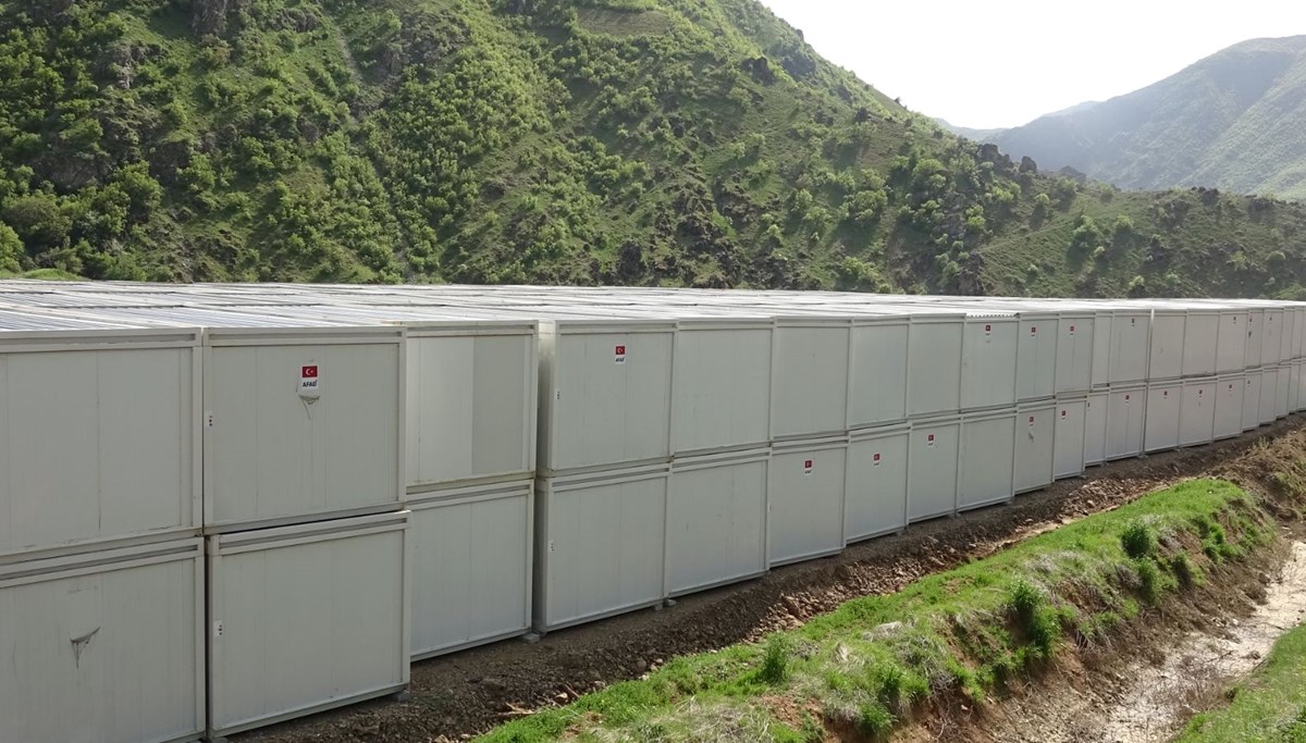 Hakkari’de deprem hazırlıkları hız kazandı: AFAD bölgeye konteyner ve çadır gönderdi Hakkari’de deprem hazırlıkları hız kazandı: AFAD bölgeye konteyner ve çadır gönderdi
