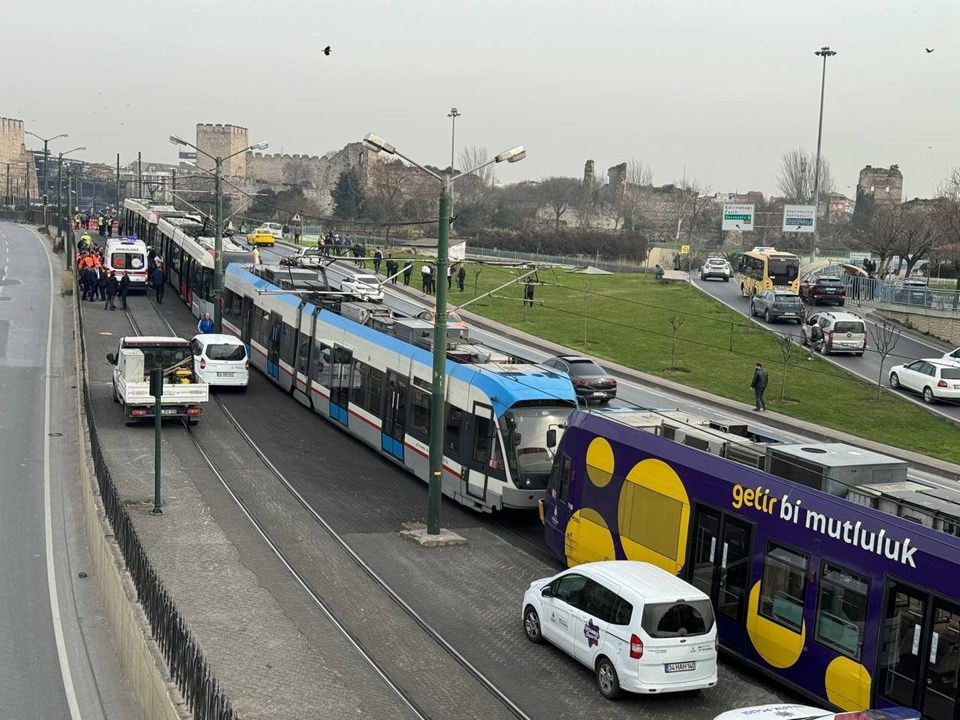 Topkapı'da can pazarı: Tramvayın altında kalan kişi hayatını kaybetti - 1