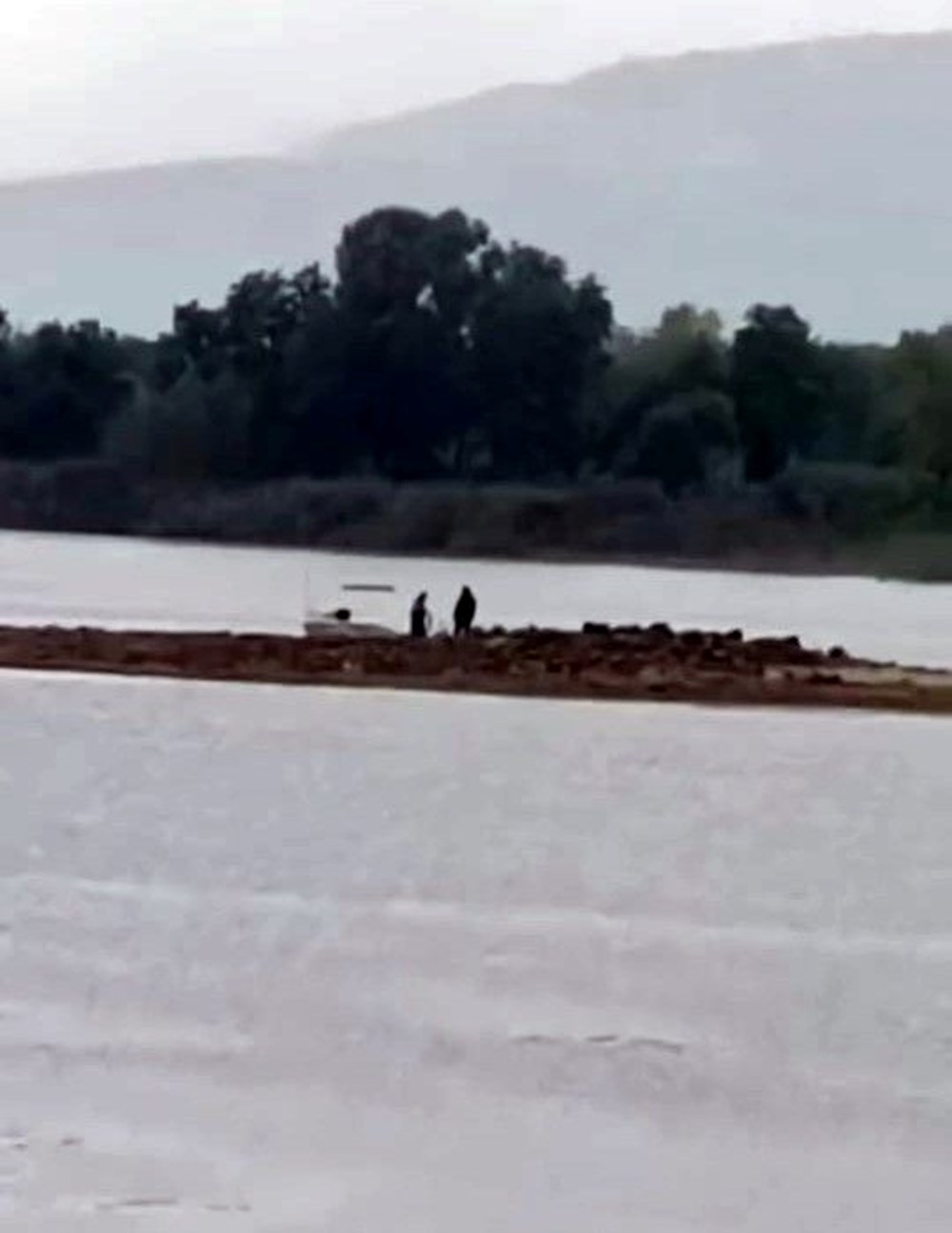 Sapanca Gölü'nde sular çekilince, kazma-kürek alıp koştular - 3