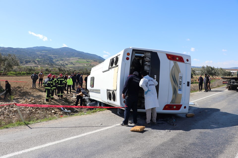Denizli'de tur midibüsü ile otomobil çarpıştı: 2 ölü, 23 yaralı - 2