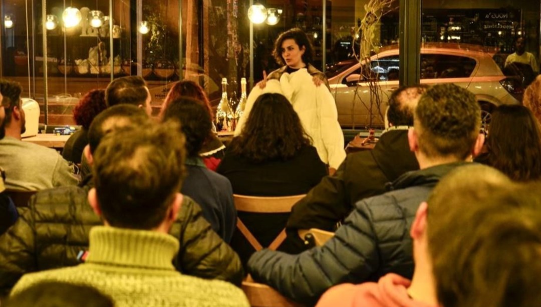 Eski sevgililerden kalan hediyeler açık artırmada: "Atsan atılmaz, satsan satılır dedik"