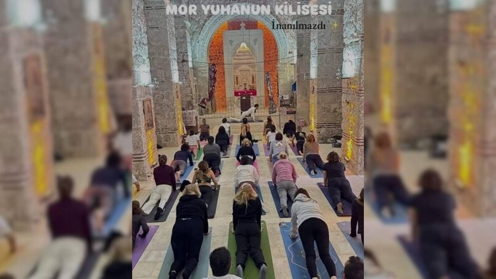 Kilisede yoga tepki çekti! - 5