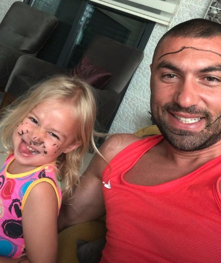 Burak Yilmaz Kizlari Nazli Ve Derin Le Tatilde Magazin Haberleri Ntv