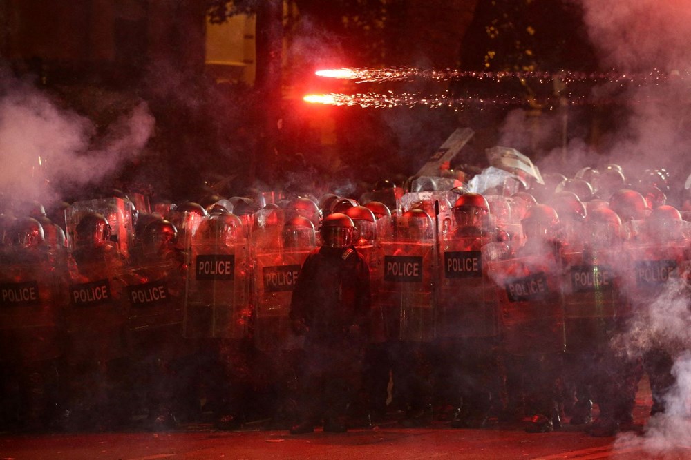 Gürcistan'da gösteriler devam ediyor:  Protestocular parlamento binasına havai fişekle saldırdı - 18