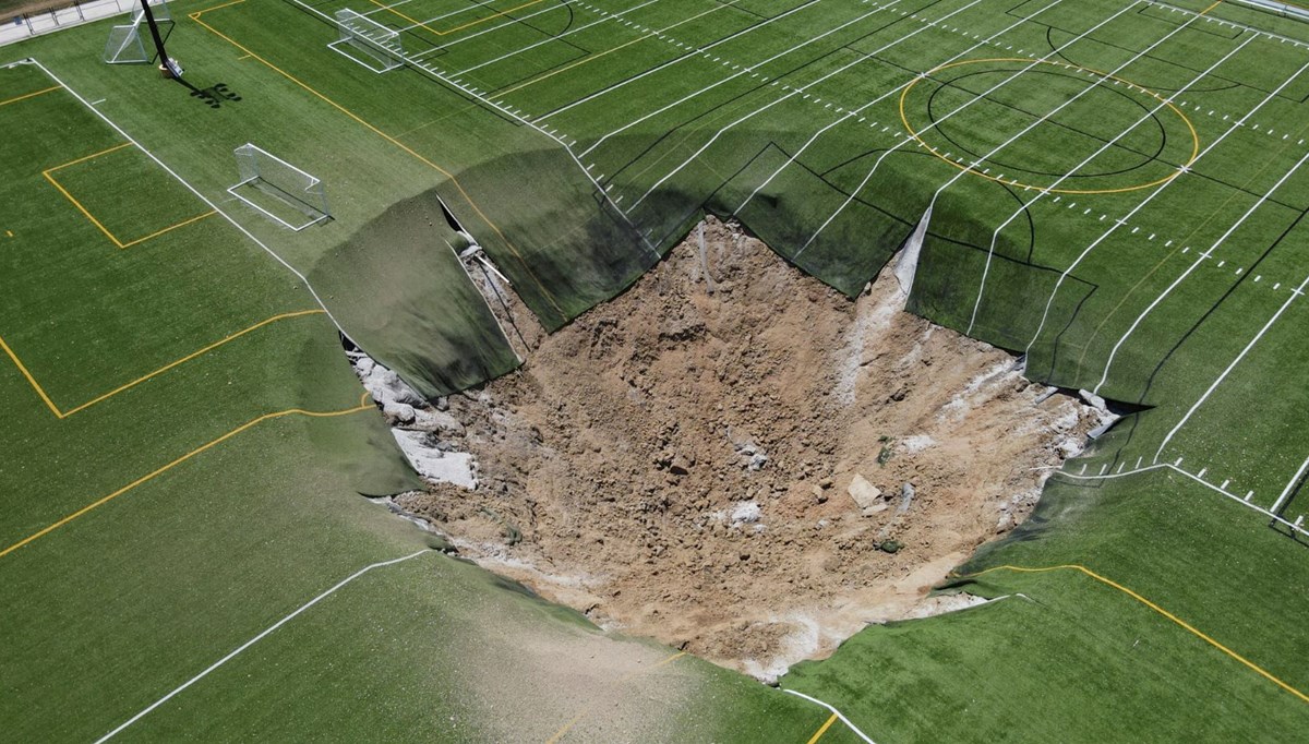 ABD'de futbol sahasında dev obruk oluştu! ABD'de futbol sahasında dev obruk oluştu!