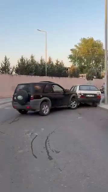 Yaşananlar, çevredeki bir kişi tarafından cep telefonu kamerasıyla görüntülendi.