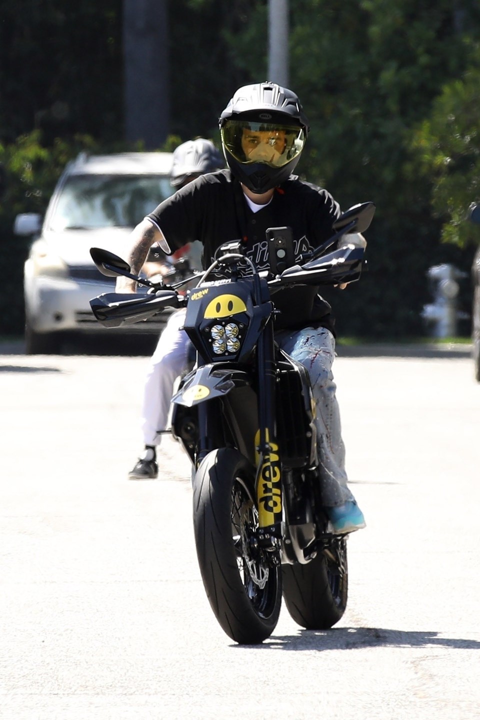 Justin Bieber’dan motorla tek tekerlek şovu - 2