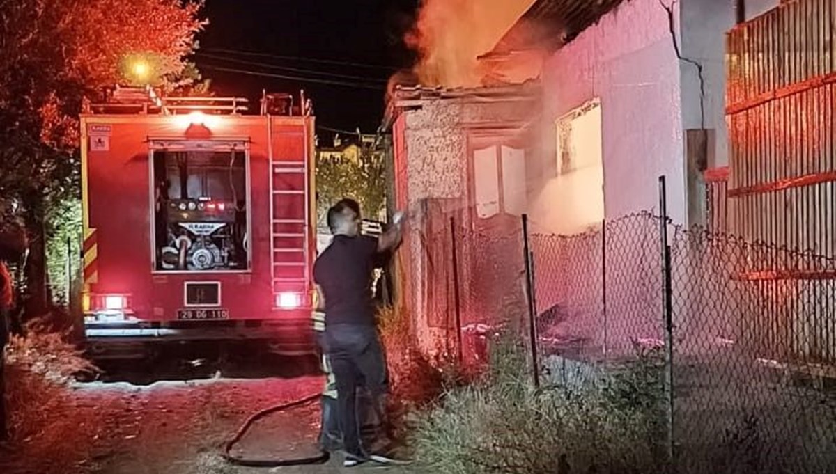 Gümüşhane’de yanan tek katlı evdeki patlama anı kamerada