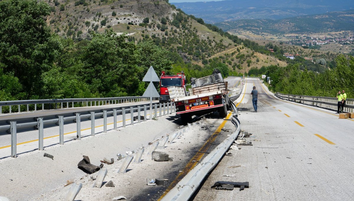 Freni boşalan TIR faciaya neden oldu: 1 ölü, 1 yaralı Freni boşalan TIR faciaya neden oldu: 1 ölü, 1 yaralı